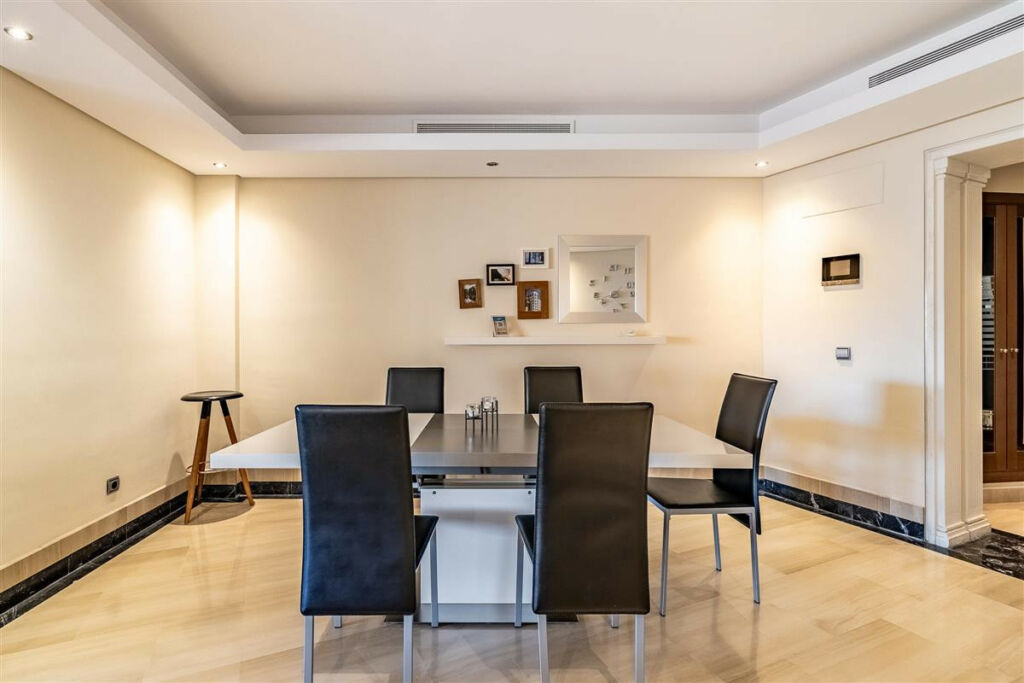 Middle Floor Apartment Estepona Málaga - image 14