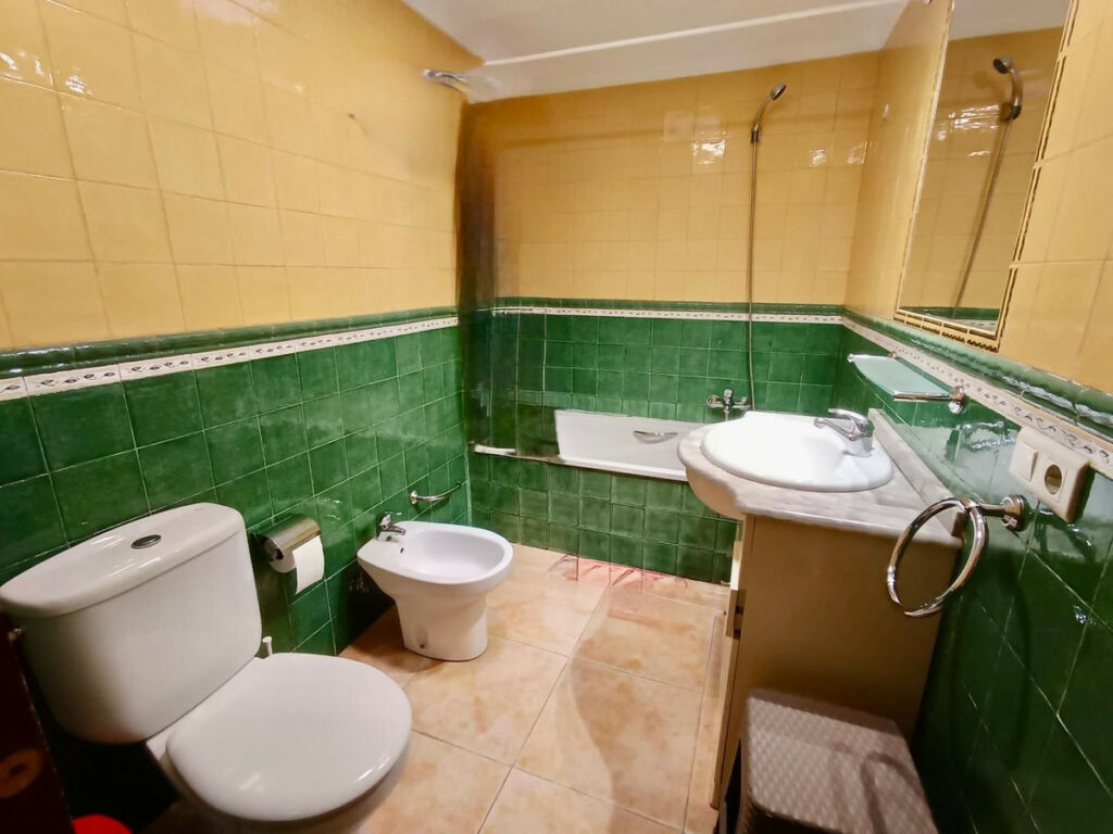 Middle Floor Apartment Benalmadena Málaga - image 14