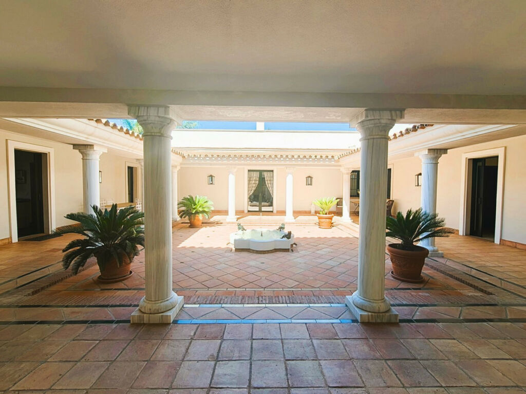 Detached Villa San Roque Club Cádiz - image 14
