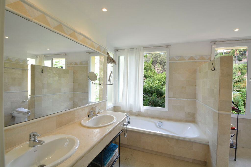 Middle Floor Apartment Elviria Málaga - image 14