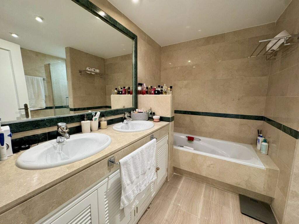 Middle Floor Apartment Elviria Málaga - image 14
