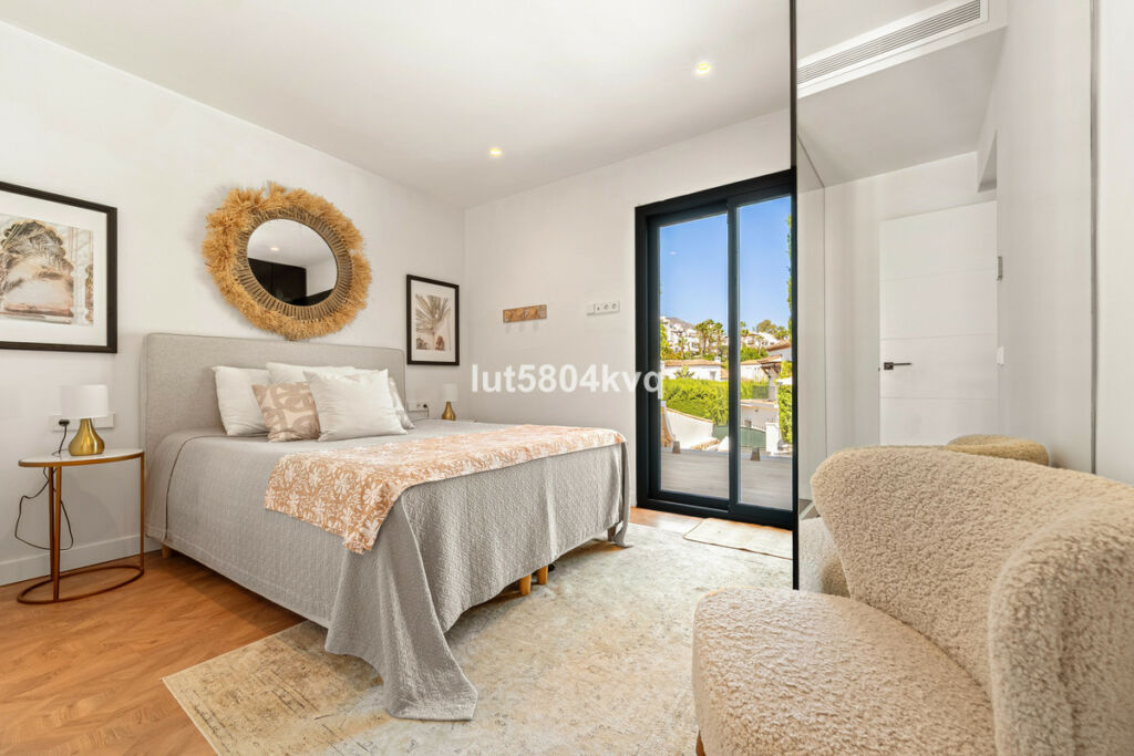 Detached Villa Nueva Andalucía Málaga - image 14