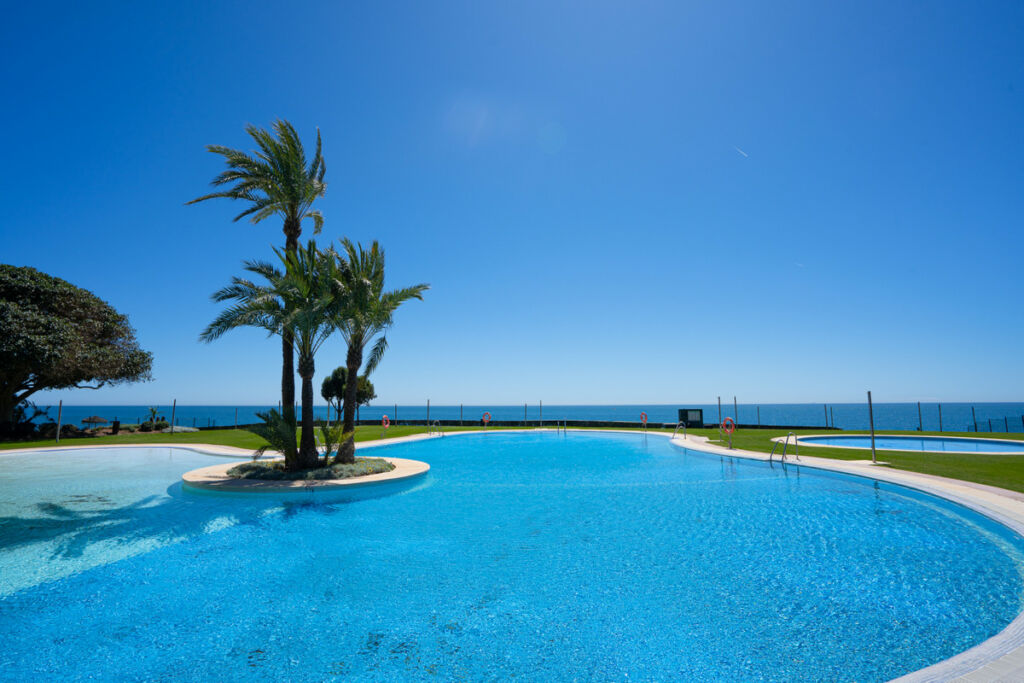 Middle Floor Apartment Cabopino Málaga - image 14