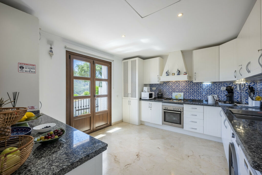 Townhouse Benahavís Málaga - image 14