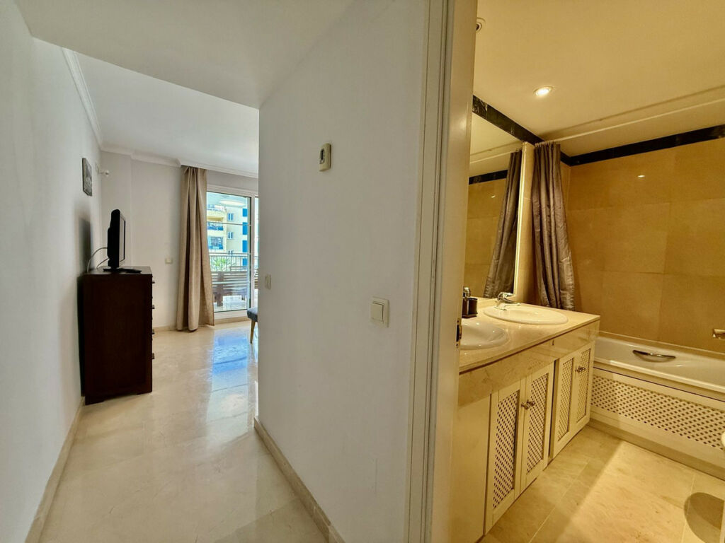 Middle Floor Apartment Sotogrande Puerto Cádiz - image 14