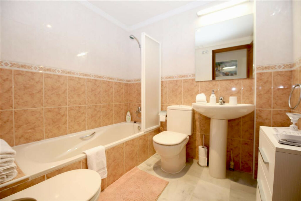 Middle Floor Apartment Estepona Málaga - image 14