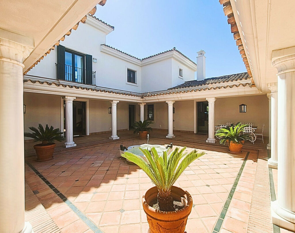 Detached Villa San Roque Club Cádiz - image 15
