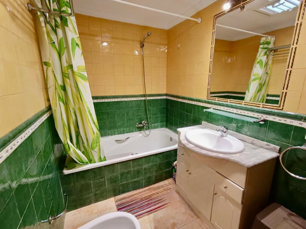 Middle Floor Apartment Benalmadena Málaga - image 15