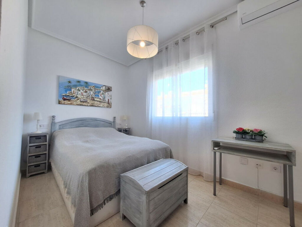 Middle Floor Apartment Torrevieja Alicante - image 15