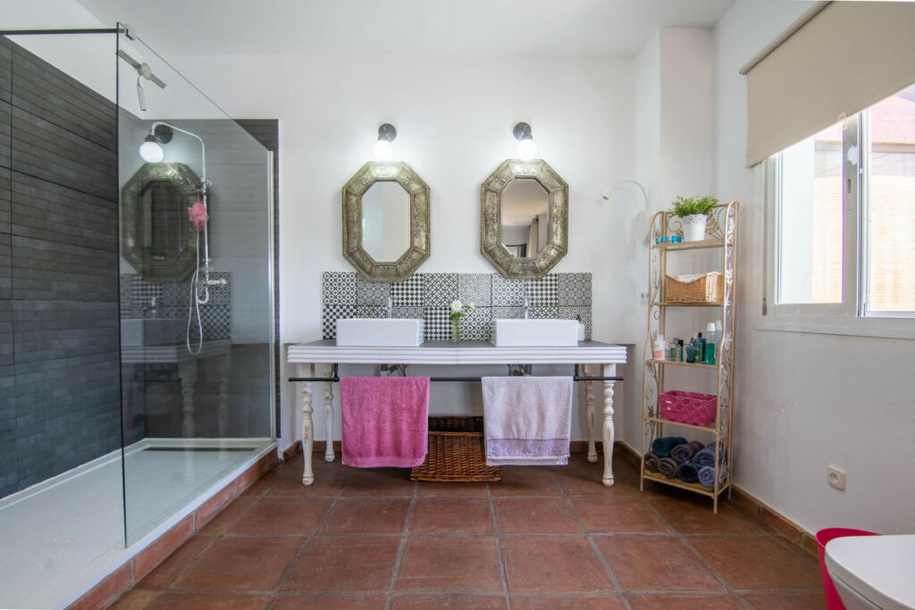 Detached Villa Estepona Málaga - image 16