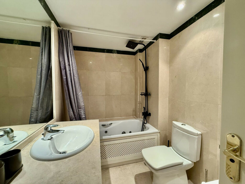Middle Floor Apartment Sotogrande Puerto Cádiz - image 15