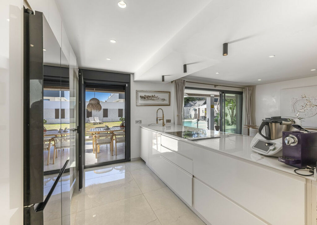 Detached Villa New Golden Mile Málaga - image 15
