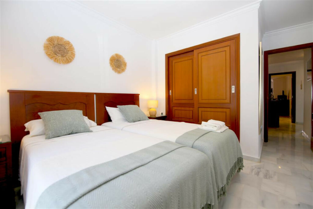 Middle Floor Apartment Estepona Málaga - image 15
