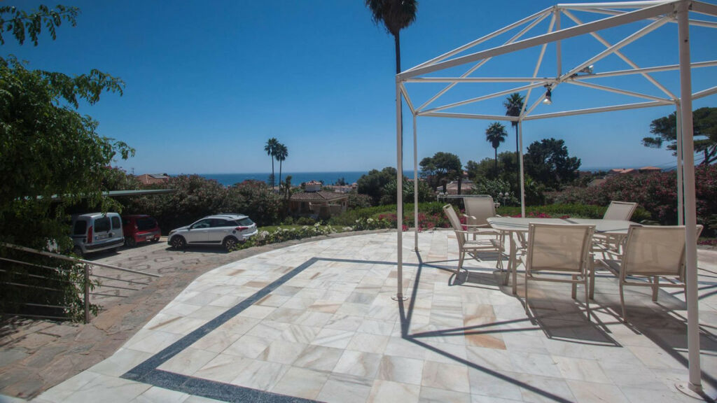 Detached Villa Estepona Málaga - image 15