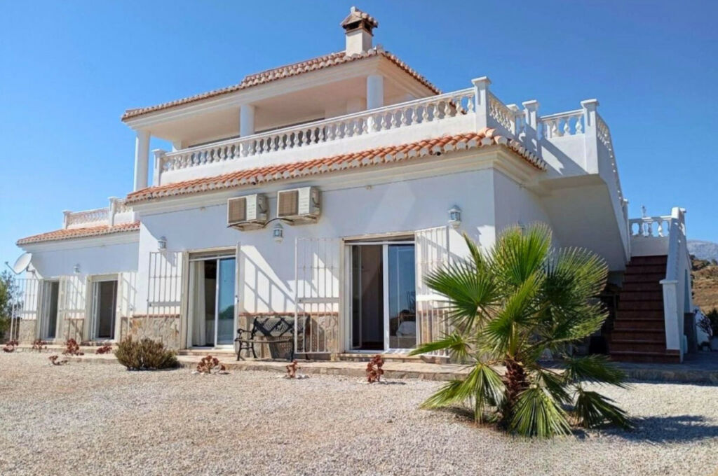 Detached Villa Sayalonga Málaga - image 15