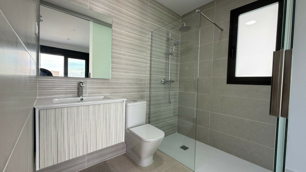 Middle Floor Apartment Torrevieja Alicante - image 15