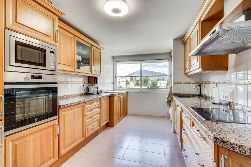 Middle Floor Apartment New Golden Mile Málaga - image 15