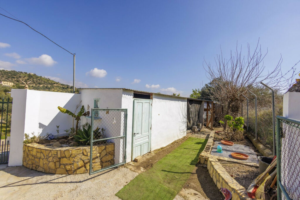 Detached Villa Riogordo Málaga - image 15