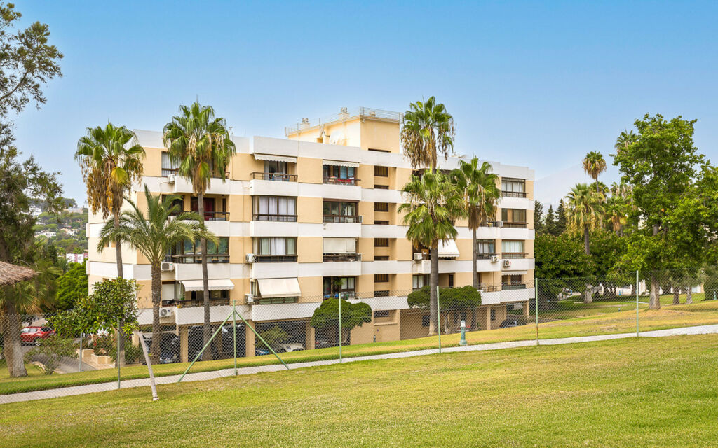 Middle Floor Apartment Nueva Andalucía Málaga - image 11