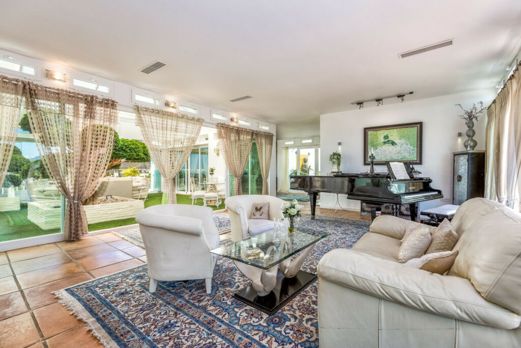 Detached Villa Estepona Málaga - image 15