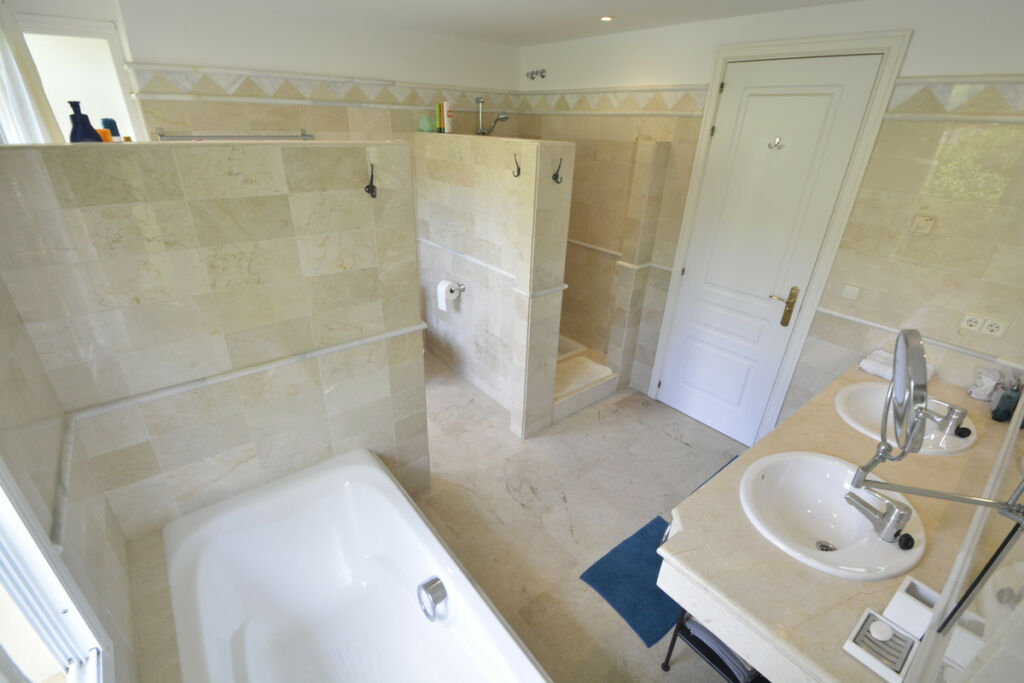 Middle Floor Apartment Elviria Málaga - image 15