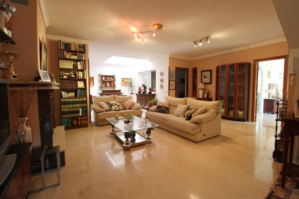 Detached Villa Nueva Andalucía Málaga - image 15