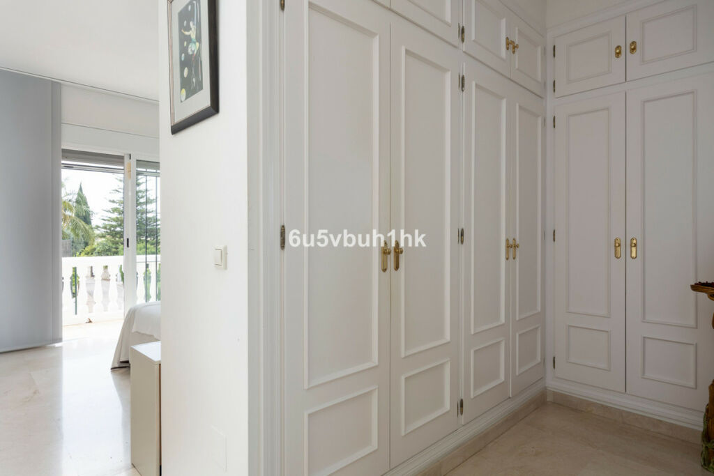 Detached Villa Sierrezuela Málaga - image 15