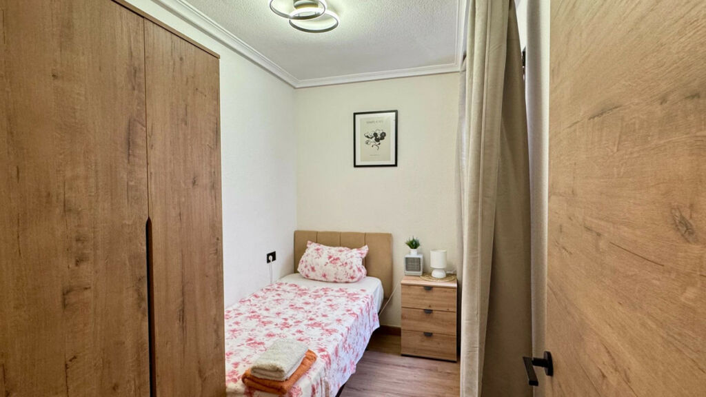 Middle Floor Apartment Torrevieja Alicante - image 15