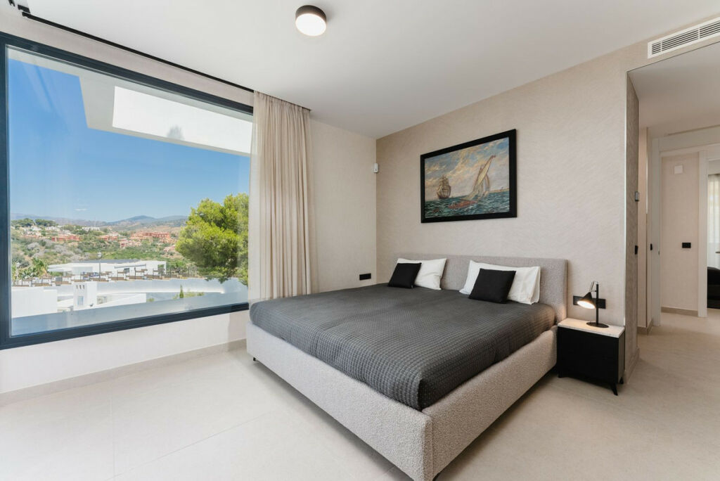 Middle Floor Apartment Cabopino Málaga - image 15