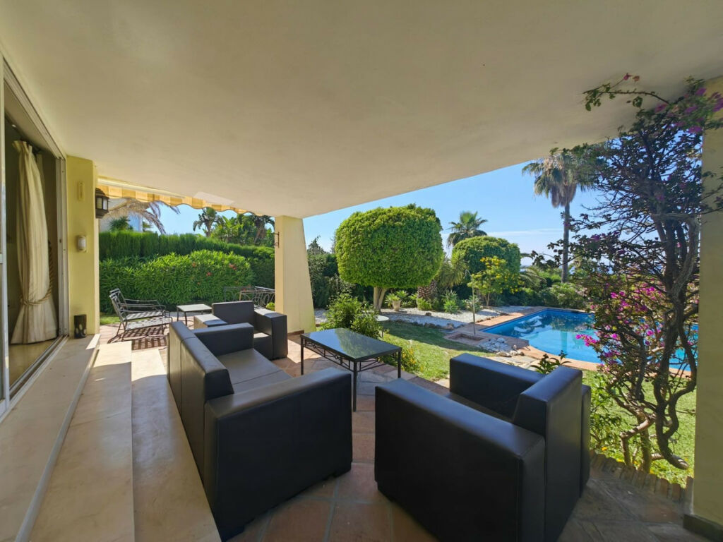 Detached Villa Estepona Málaga - image 16