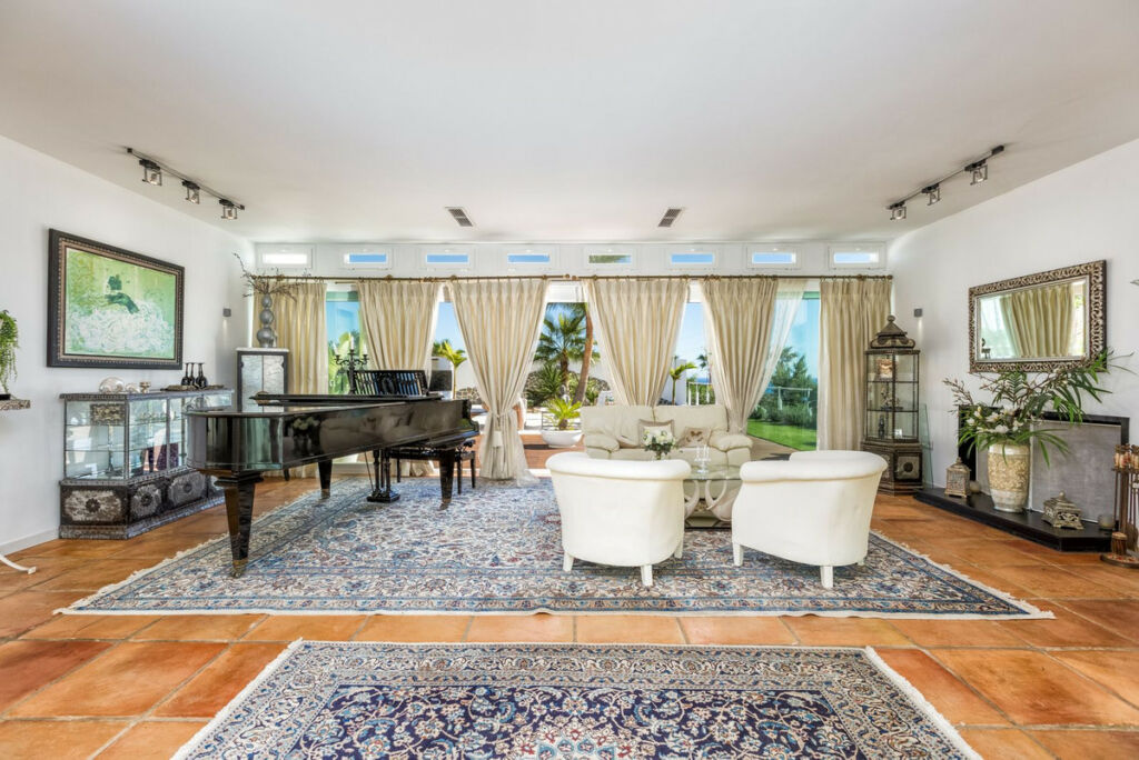 Detached Villa Estepona Málaga - image 16