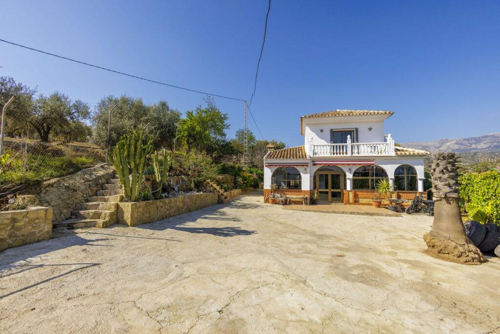 Detached Villa Riogordo Málaga - image 16