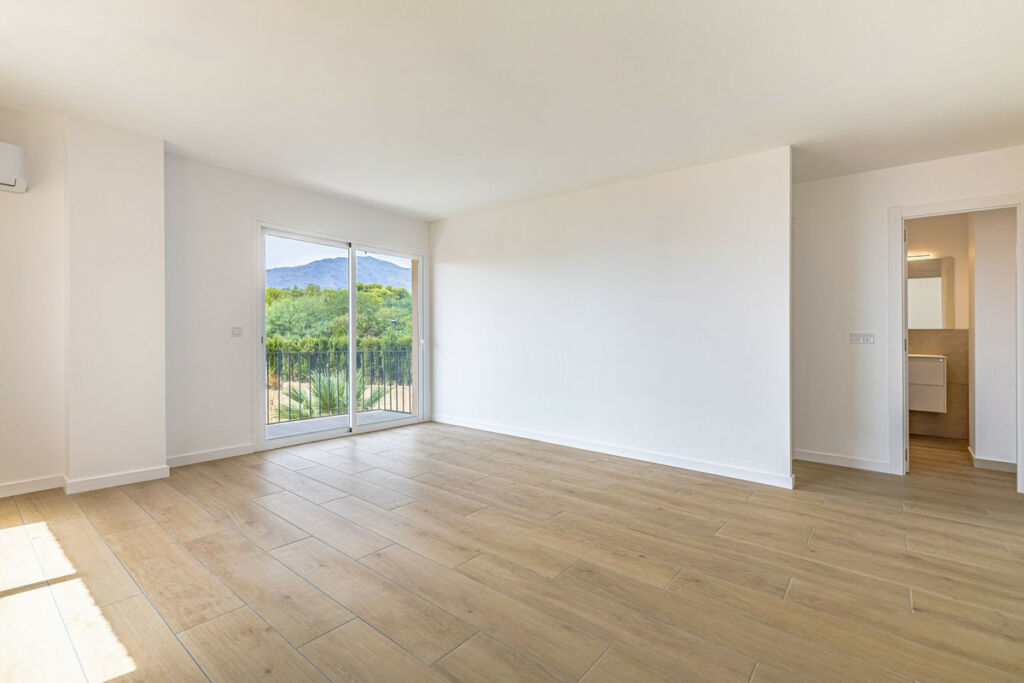Middle Floor Apartment Estepona Málaga - image 17