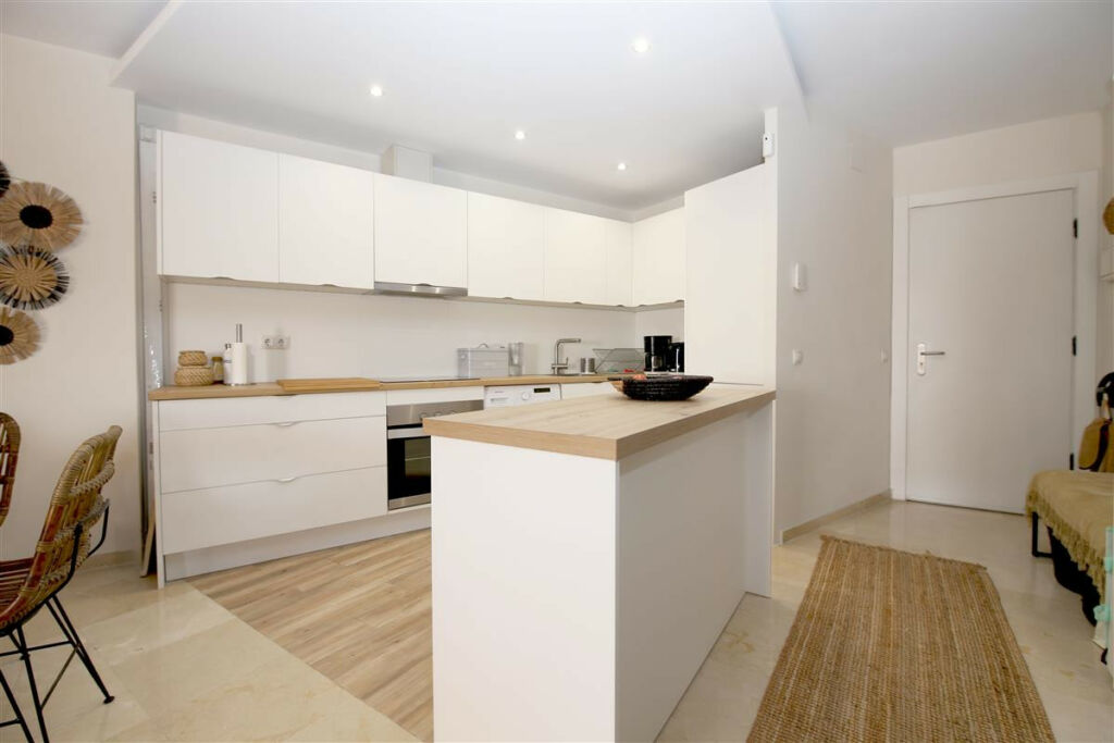 Middle Floor Apartment Estepona Málaga - image 16