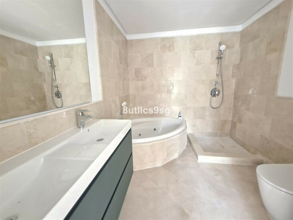 Middle Floor Apartment Aloha Málaga - image 16