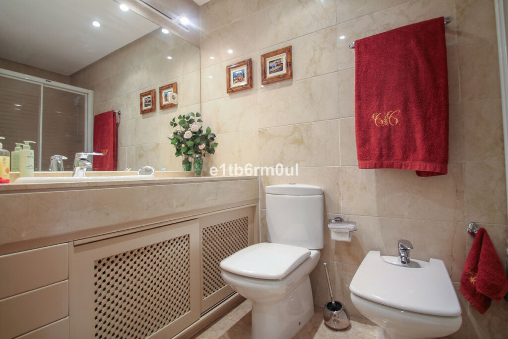 Middle Floor Apartment The Golden Mile Málaga - image 16