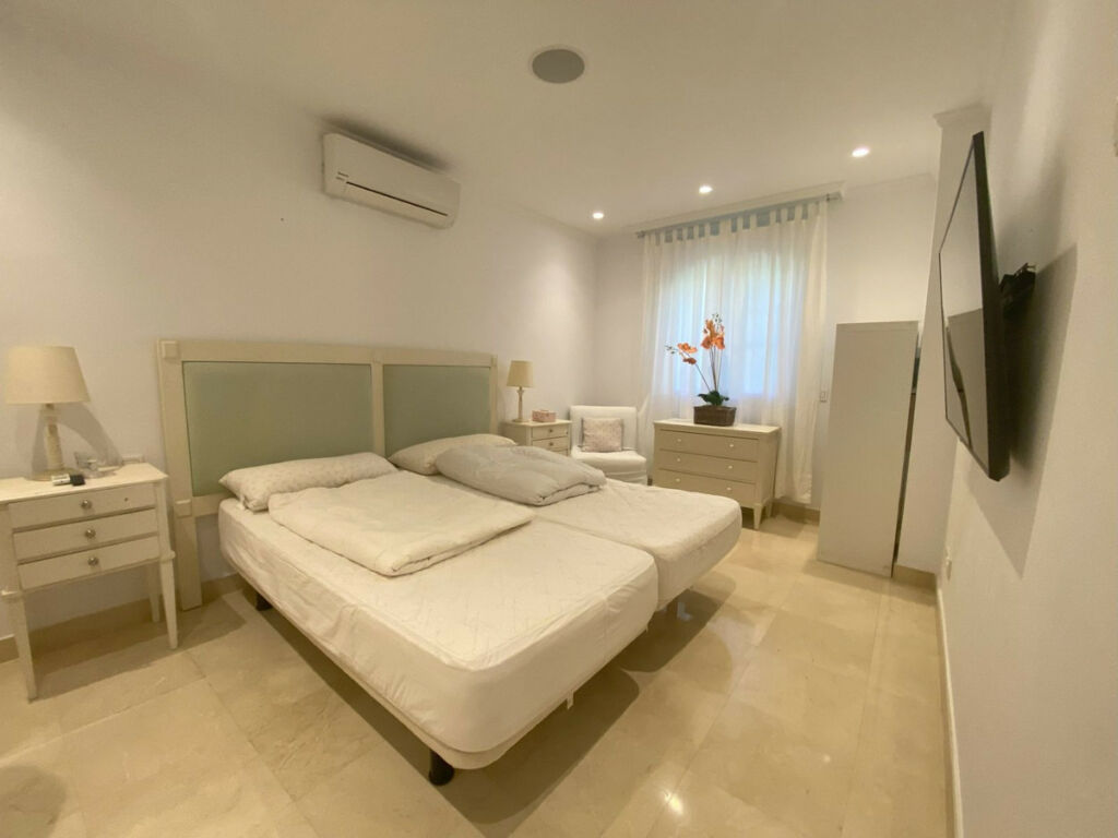 Detached Villa Elviria Málaga - image 18