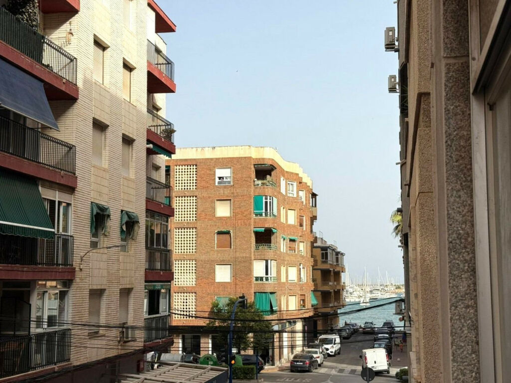Middle Floor Apartment Torrevieja Alicante - image 16