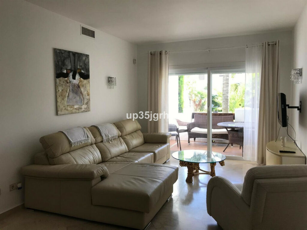 Middle Floor Apartment Estepona Málaga - image 3