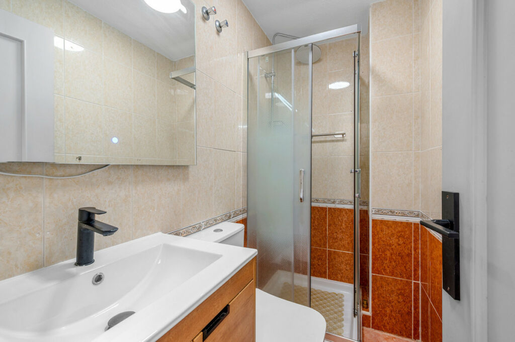 Middle Floor Apartment Torrevieja Alicante - image 16