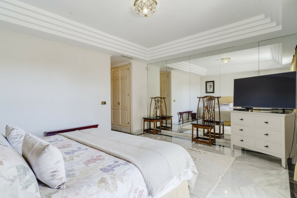 Middle Floor Apartment The Golden Mile Málaga - image 16
