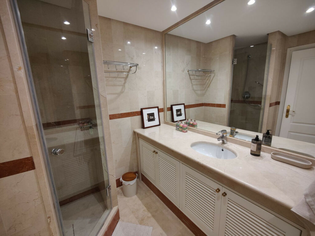 Middle Floor Apartment Puerto Banús Málaga - image 16