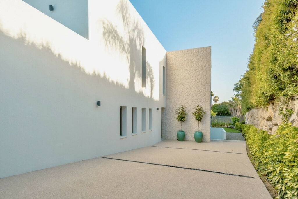 Detached Villa Estepona Málaga - image 16
