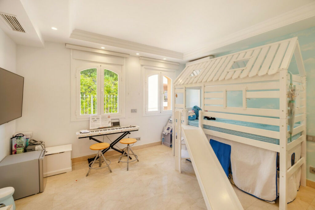 Detached Villa Elviria Málaga - image 16