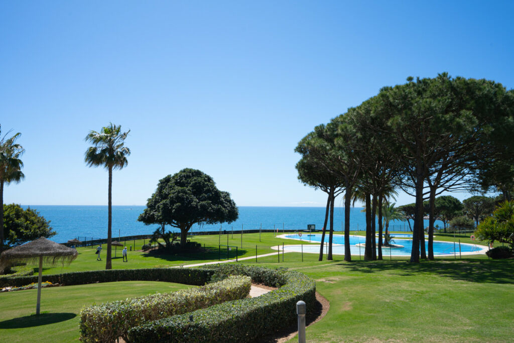 Middle Floor Apartment Cabopino Málaga - image 16