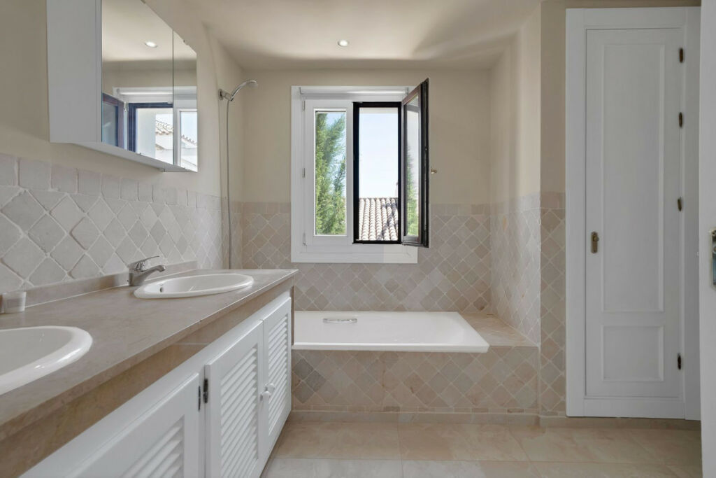 Townhouse El Paraiso Málaga - image 16