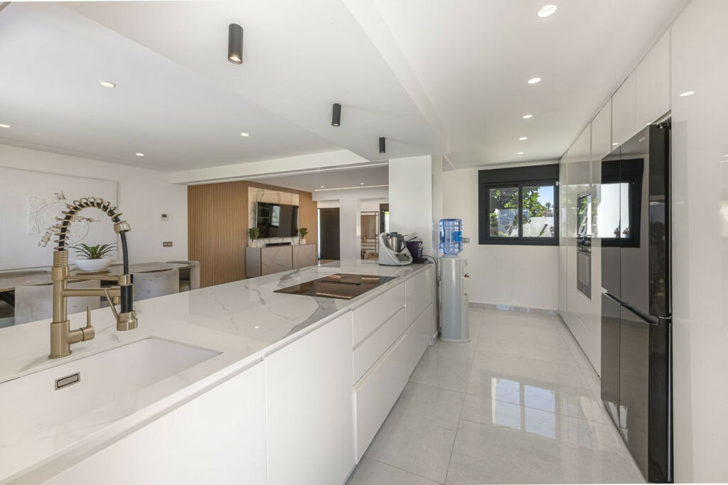 Detached Villa New Golden Mile Málaga - image 16