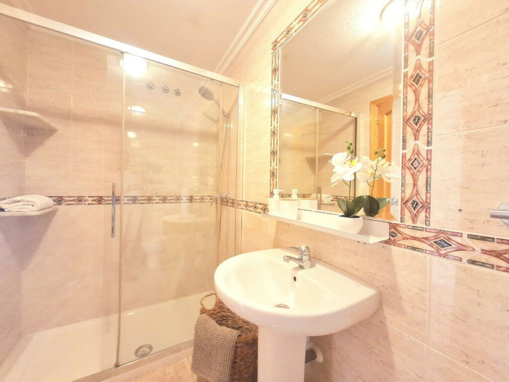 Middle Floor Apartment Torrevieja Alicante - image 16