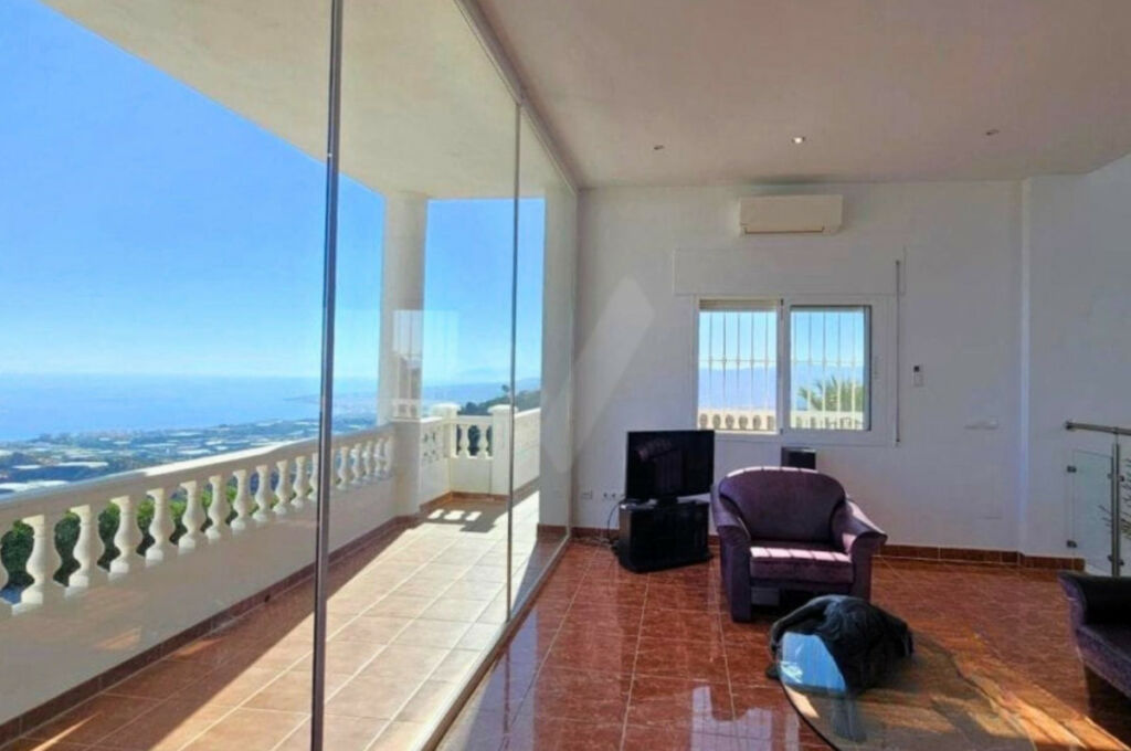 Detached Villa Sayalonga Málaga - image 17