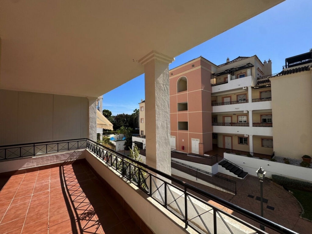 Middle Floor Apartment Las Brisas Málaga - image 17
